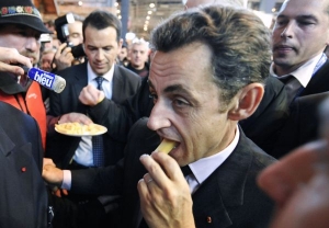 Sarkozy ochutnává sýr. Pro francouzského politika důkaz vlastenectví.